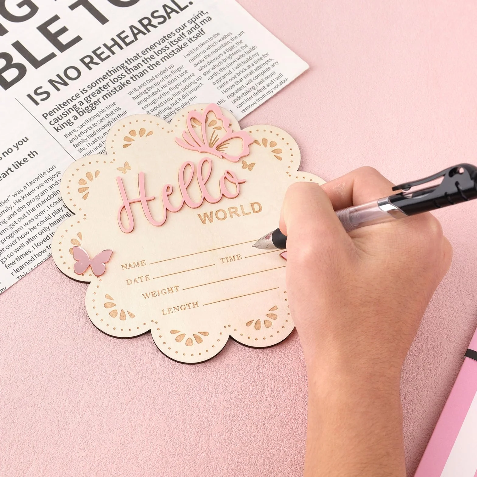 NQEUEPN Znak Ogłoszenia Noworodka, 15,5cm Drewniany Znak Hello World dla Nowonarodzonych Chłopców i Dziewcząt Rekwizyty do Zdjęć Baby Shower Przedszkole Szpitalne (Różowy)